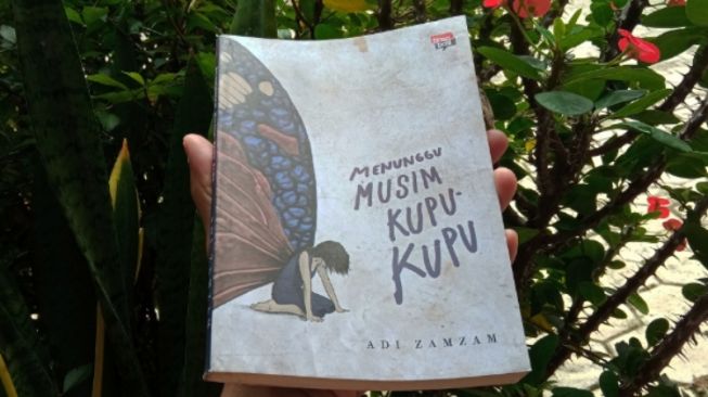 Tentang Kerinduan pada Kampung Halaman dalam Buku Menunggu Musim Kupu-Kupu