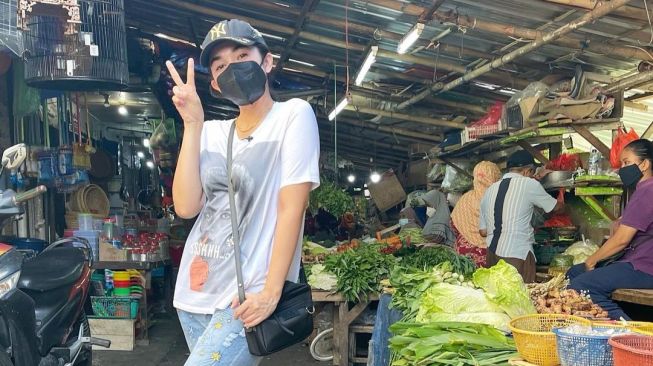 Penampilan Ussy Sulistiawaty saat berbelanja di pasar tradisional. [Instagram]