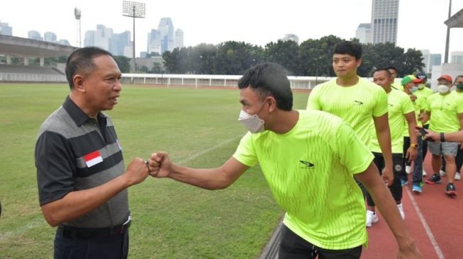 Lalu Muhammad Zohri (kanan) menerima tantangan Menpora Zainudin Amali (kiri) untuk mempertahankan prestasi dan meraih emas pada SEA Games Hanoi, Vietnam. Keduanya saling bertatap muda di Stadion Madya GBK, Senayan, Jakarta, Rabu (27/4/2022). (ANTARA/HO-Kemenpora)