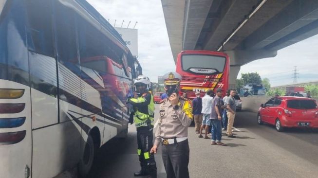 Bikin Macet Jalur Mudik di KM 37 Tol Jakarta Cikampek, Bus Mogok Akhirnya Diderek Petugas