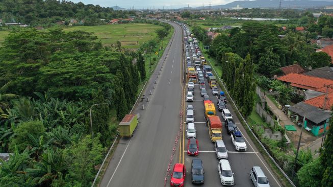 Foto udara kendaraan yang terjebak kemacetan di Gerbang Tol Merak di Banten, Kamis (28/4/2022).  ANTARA FOTO/Akbar Nugroho Gumay