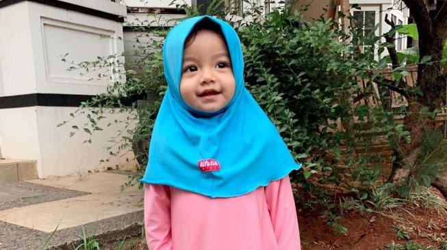  Potret Queen Eijaz Adik King Faaz saat Pakai Jilbab (Instagram/@queeneijazslofareal)