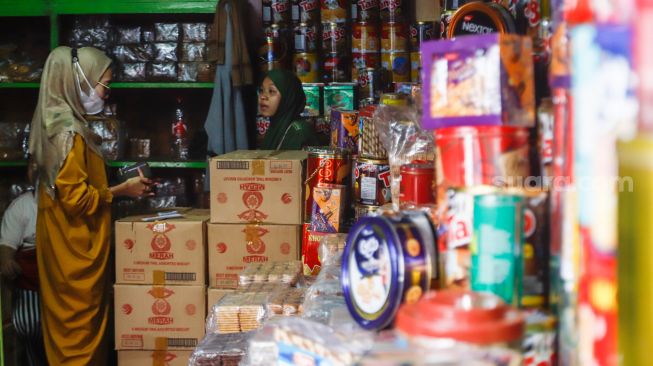 Pembeli memilih kue kering di salah satu toko kue kering di kawasan Ciracas, Jakarta Timur, Kamis (28/4/2022). [Suara.com/Alfian Winanto]