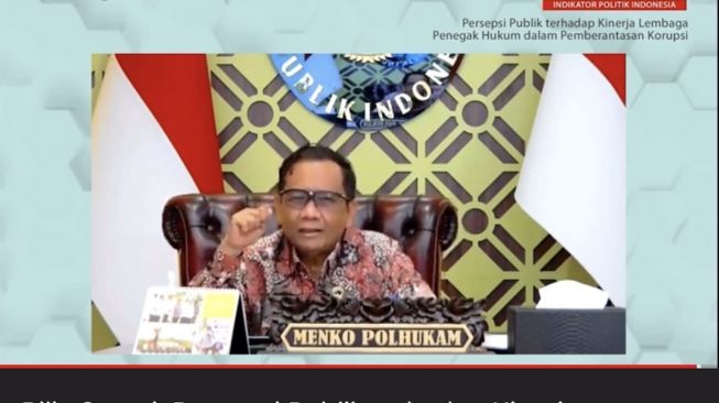 Tangkapan layar webinar yang diikuti Menko Polhukam Mahfud MD mendadak dibobol hacker. (ist)