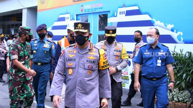 Tinjau di Pelabuhan Tanjung Perak, Kapolri Sebut Transportasi Laut Bisa jadi Alternatif Mudik Bebas Macet