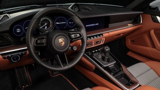 Interior New Porsche 911 Sport Classic juga hadir klasik nuansa 1960-an dan awal 1970-an  [Porsche via ANTARA].