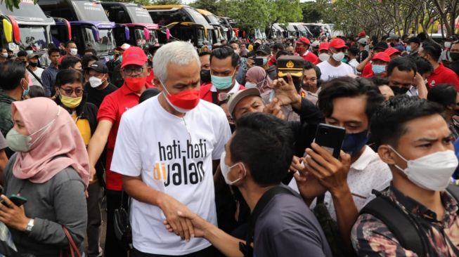 Jemput Pemudik Jateng di Jakarta, Ganjar Pranowo: Sampai Kampung Jangan Lupa Borong Produk Tetangga