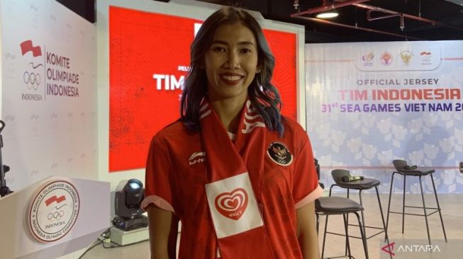 Atlet lari gawang putri Emilia Nova dalam acara peluncuran jersey Tim Indonesia untuk SEA Games Vietnam di Jakarta, Kamis (28/4/2022). (ANTARA/Arindra Meodia)