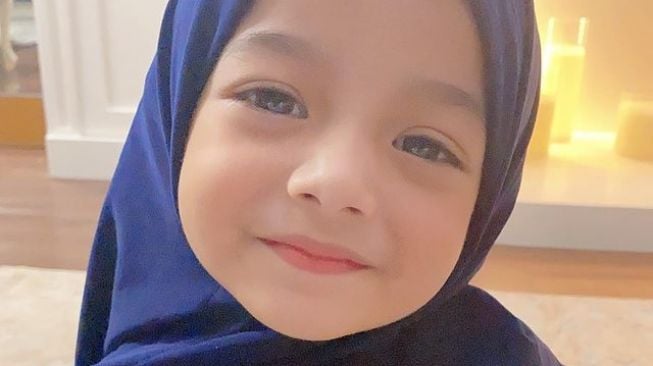 Fakta Queen Eijaz Adik King Faaz saat Pakai Jilbab (Instagram/@queeneijazlofareal)