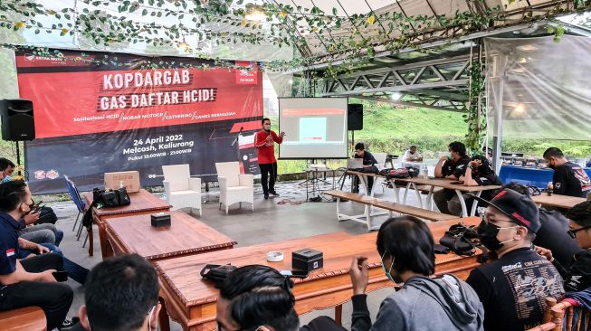 PIC Community Astra Motor Yogyakarta Mabel Butar-Butar memaparkan materi pengenalan Honda Community ID (HCID), mekanisme registrasi, hingga benefit yang diperoleh komunitas motor Honda.(Dok. Astra Motor Yogyakarta)