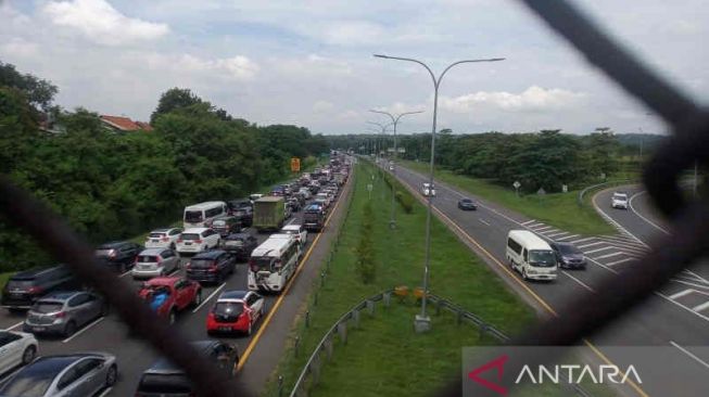 Bus Terperosok di KM 210 Tol Palikanci, Kendaraan Arah Jawa Tengah Tersendat