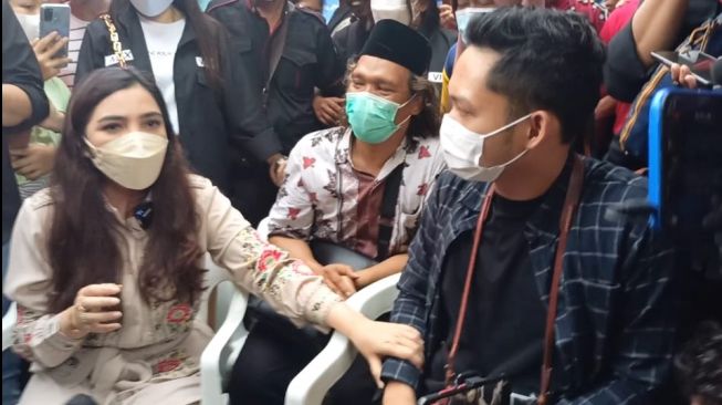 2 Kali Kena Covid-19, Ashanty Tetap Sambut Jabat Tangan Korban Kebakaran Pasar Gembrong