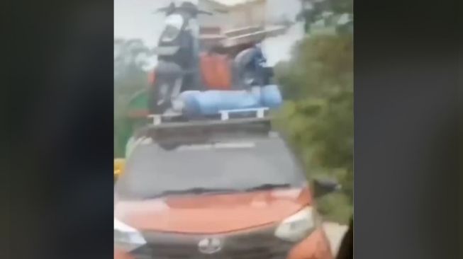 Viral Video Pemudik Angkut Motor Sampai Atap Mobil Penuh, Netizen: Itu Mah Pindahan