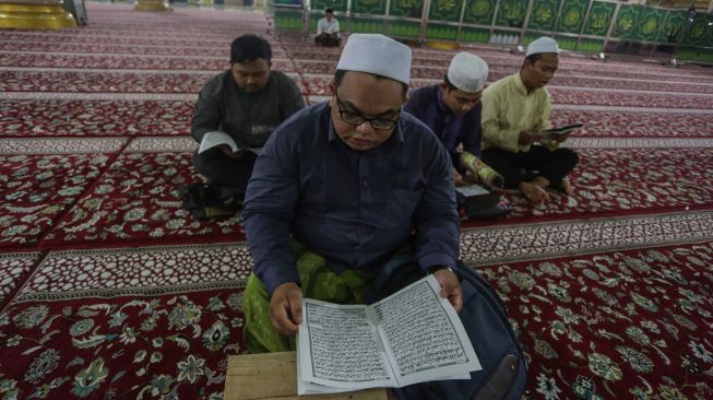 Umat Islam membaca Al Quran bersama-sama di Masjid Raya Nurul Islam, Palangka Raya, Kalimantan Tengah, Rabu (27/4/2022).  ANTARA FOTO/Makna Zaezar