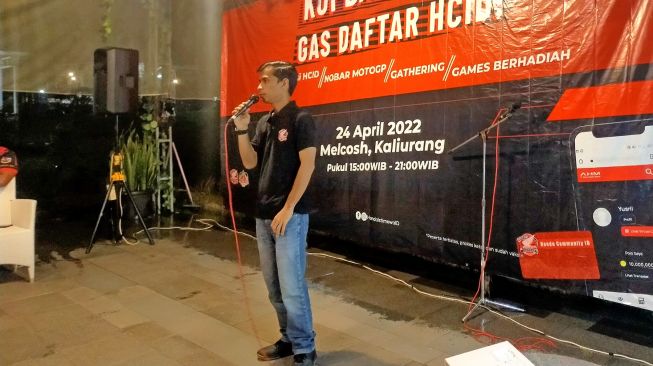 Community Development Supervisor PT Astra Honda Motor Herry Douglas berbagi pengalaman dan pengetahuan mengenai pengelolaan komunitas motor Honda dalam KOPDARGAB Gas Daftar HCID di Melcosh Café & Glam Camp (24/4). (Dok. Astra Motor Yogyakarta)