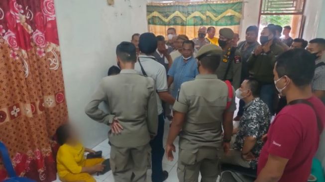 Berduaan di Kamar, Pasangan Diduga Mesum di Padang Digerebek Warga