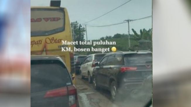 Kejebak Macet, Pria Ini Lakukan Hal yang Tak Terduga, Lihat Nih!