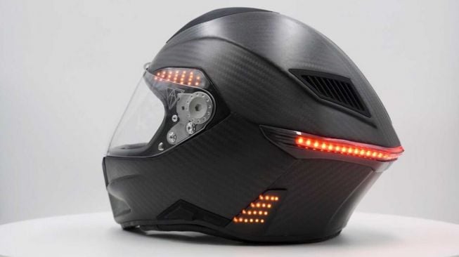 Helm Vata7 X1 berbobot 0,8 kg bahkan bisa lebih ringan jika kepala penggunanya berukuran lebih kecil  [RideApart].