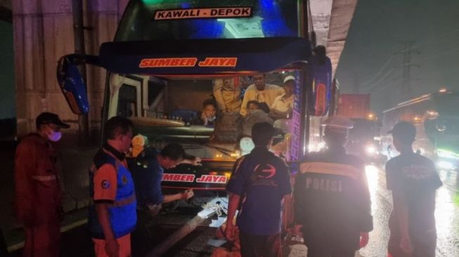Arus Mudik dari Cikarang Menuju Karawang Macet, Imbas Kecelakaan di Tol Cikarang KM28