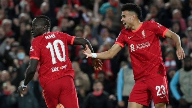 Striker Liverpool Sadio Mane (kiri) melakukan selebrasi dengan Luis Diaz setelah mencetak gol kedua timnya pada pertandingan sepak bola leg pertama semifinal Liga Champions antara Liverpool dan Villarreal, di Stadion Anfield, di Liverpool, pada 27 April. 2022. LLUIS GEN/AFP