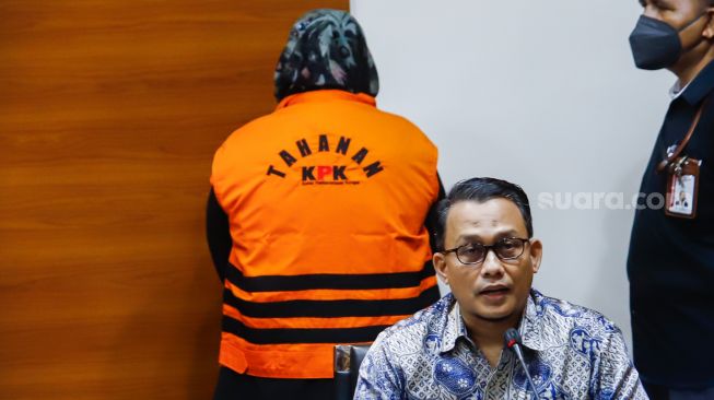 Bupati Bogor Ade Yasin mengenakan rompi oranye setelah ditetapkan sebagai tersangka kasus korupsi usai menjalani pemeriksaan di Gedung KPK, Jakarta Selatan, Kamis (28/4/2022). [Suara.com/Alfian Winanto]