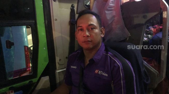 Yono (35) sopir bus jurusan Jakarta-Lampung-Palembang ditemui di Terminal Kalideres, Jakarta Barat, Rabu (27/4/2022) malam. [Suara.com/Faqih Fathurrahman]