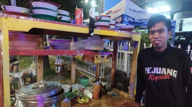 Cerita Tukang Bakso Saat Bentrok Polisi dan Mahasiswa di Sulsel: Saat Berbuka Mereka Makan Bersama