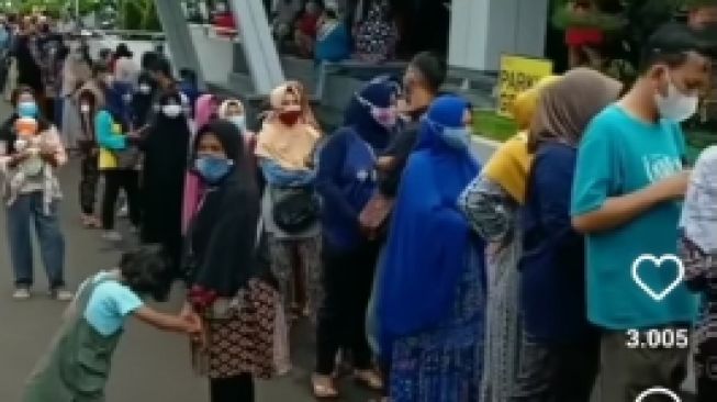 Ratusan Warga Depok Rela Mengantre Berjam - jam Demi Dapatkan Daging di Toko Kawasan GDC, Publik: Disitu Emang Murah