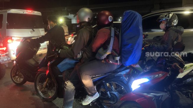 Pemudik motor mulai memadati Jalan Kalimalang, Jakarta Timur, Kamis (28/4/2022). [Suara.com/Faqih Fathurrahman]