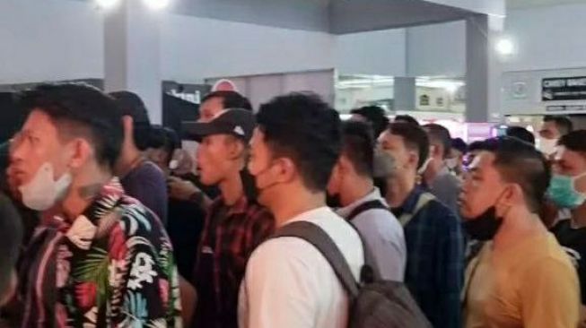 Antrean pemudik memadati Pelabuhan Sekupang Batam pada Jumat dini hari. (Foto: ist/batamnews)