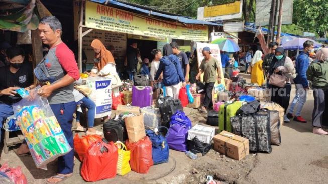 Jelang Lebaran, Pemudik Menumpuk di Terminal Bayangan Curug Tangerang, Ongkos Naik Hampir 2 Kali Lipat