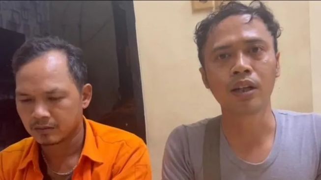 Petugas Penanganan Prasarana dan Sarana Umum (PPSU) Ray Prama Abdullah (kanan) yang membuat video klarifikasi terhadap laporan palsu pembegalan dirinya, di Jakarta, Kamis (28/4/2022). ANTARA/Mentari Dwi Gayati