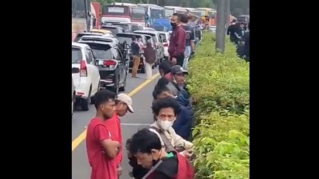 Tol Cipularang Macet Parah, Mesin Kendaraan Mati Penumpang Pilih Istirahat di Jalanan