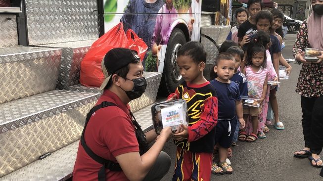 Aksi kemanusiaan kolaborasi Suara.com dan Aksi Cepat Tanggap (ACT) membagikan makanan siap santap kepada warga Cipete Utara, Jakarta Selatan, Jumat (29/4/2022). [Suara.com/Faqih Fathurrahman]