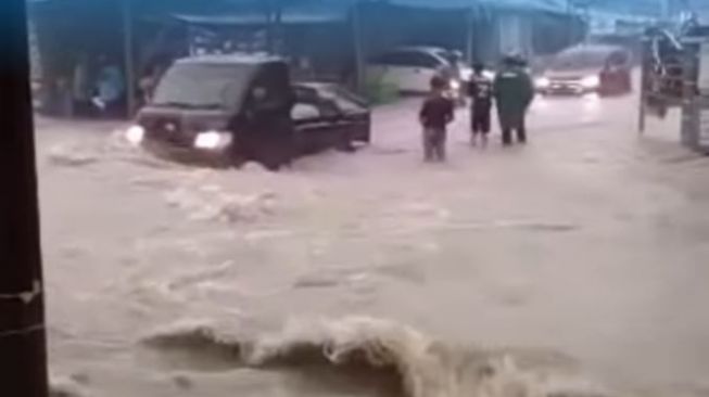 Viral di Media Sosial, Banjir Mengalir Deras di Simpang Pasundan Samarinda, Pengguna Jalan Kesulitan Melintas