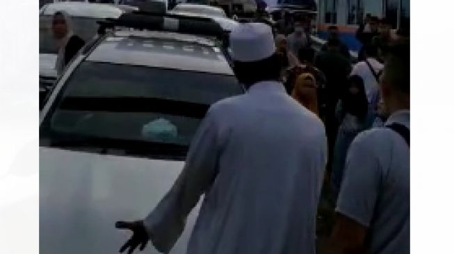 Seorang pemudik adu mulut dengan petugas di Telaga Punggur gara-gara tak bisa naik Kapal [screenshot]