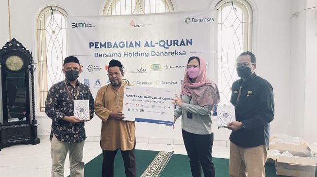 Holding Danareksa Bagikan Al Quran dan Paket Sembako kepada Masyarakat