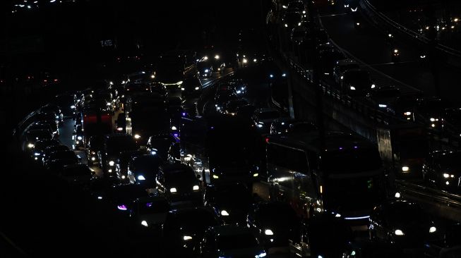 Sejumlah kendaraan melintas di Jalan Tol Dalam Kota, Jakarta, Kamis (28/4/2022).  ANTARA FOTO/Hafidz Mubarak