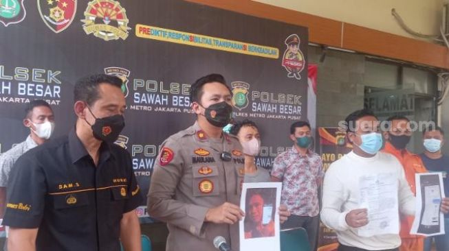 Ray Prama Abdullah (27), anggota PPSU Kelurahan Mangga Dua Selatan, Jakarta Pusat, yang kedapatan membuat laporan palsu dengan berbohong jadi korban begal dalam ungkap kasus di Polsek Sawah Besar, Jumat (29/4/2022). [Suara.com/Yosea Arga Pramudita]