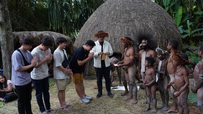 Potret Jerome Polin dan Waseda Boys di Papua (Instagram/@jeromepolin)