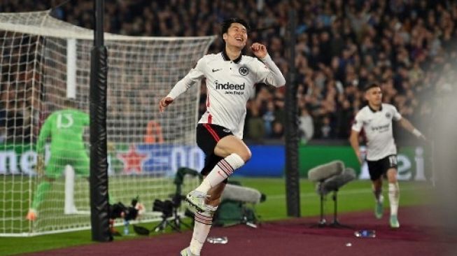 Gelandang Frankfurt asal Jepang, Daichi Kamada, merayakan golnya pada pertandingan sepak bola leg pertama semifinal Liga Eropa UEFA antara West Ham United dan Eintracht Frankfurt, di Stadion London di London timur, pada 28 April 2022.Glyn Kirk/AFP