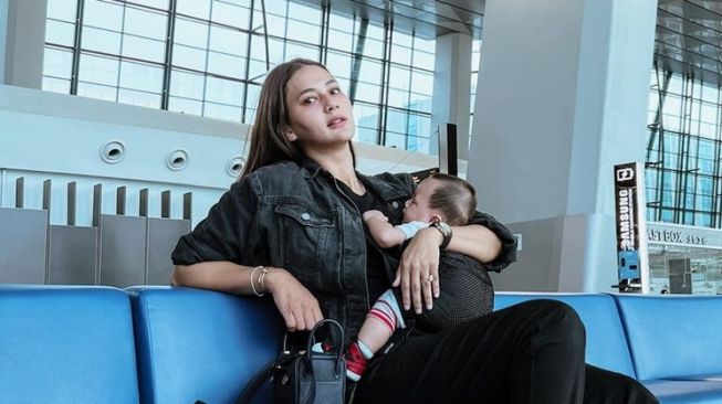 Potret Artis Kerja Sambil Momong Anak (instagram/@paula_verhoeven)