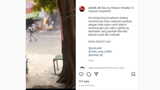 Detik-detik Video Sebuah Kios Penjual Mercon dan Kembang Api di Pinggir Jalan Mojokerto Terbakar