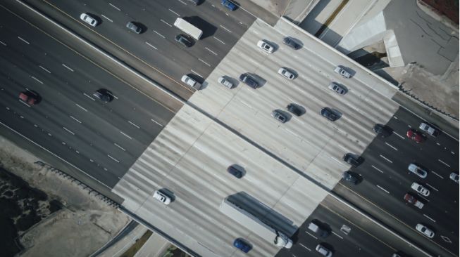 Libur Lebaran Kedua, Lalu Lintas di Tol MBZ dari Jakarta Menuju Cikampek Terpantau Padat