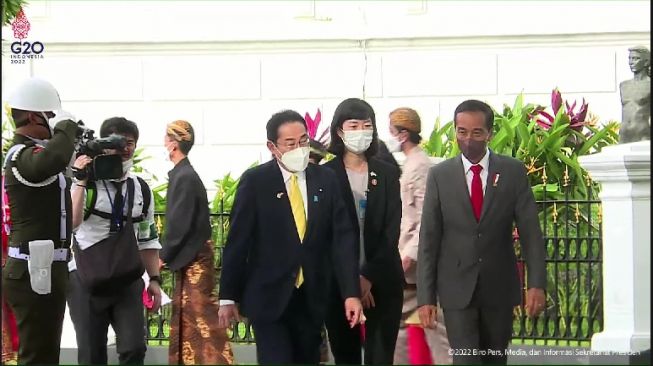 Jokowi Terima Kedatangan PM Jepang Fumio, Indonesia Jadi Negara Pertama yang Dikunjungi