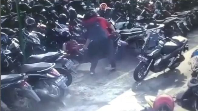 Barbar Banget! Pria ini Kesal Tak Dapat Lahan Parkir, Geser Motor Kasar sampai Buang Helm, Picu Kemarahan Publik