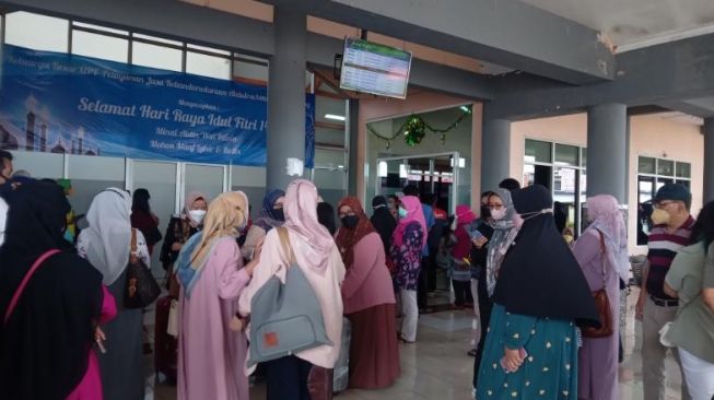 Dua Tahun Tak Bisa Mudik, Terminal Kedatangan Bandara Abdulrachman Saleh Malang Jadi Ajang Reuni Keluarga