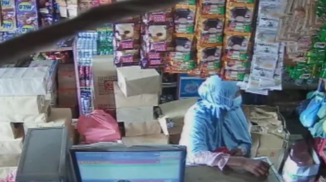 Emak-emak di Sumut Curi 1 Tin Rokok Jepitkan di Paha, Aksinya Terekam CCTV