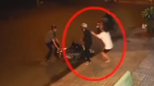 Aksi begal ajak duel korban untuk merebut motor viral di media sosial (Instagram)