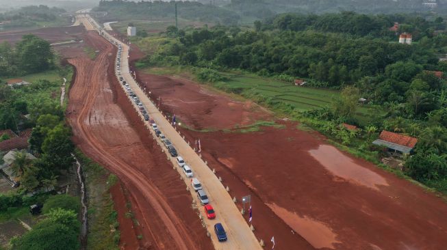 Sejumlah kendaraan antre melintas di kawasan proyek pembangunan Jalan Tol Jakarta-Cikampek 2 Selatan dari arah Sadang di Purwakarta, Jawa Barat, Jumat (29/4/2022).  ANTARA FOTO/M Risyal Hidayat